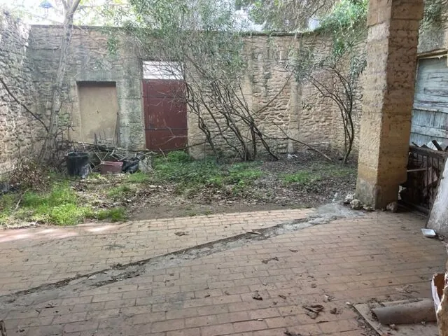 Maison ancienne à Remoulins de 120 m² avec jardin piscinable et potentiel de rénovation 