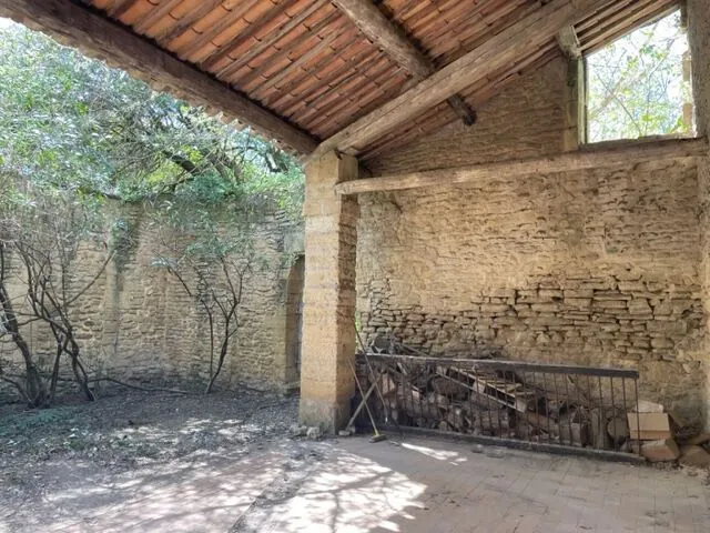 Maison ancienne à Remoulins de 120 m² avec jardin piscinable et potentiel de rénovation 