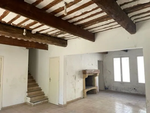 Maison ancienne à Remoulins de 120 m² avec jardin piscinable et potentiel de rénovation 