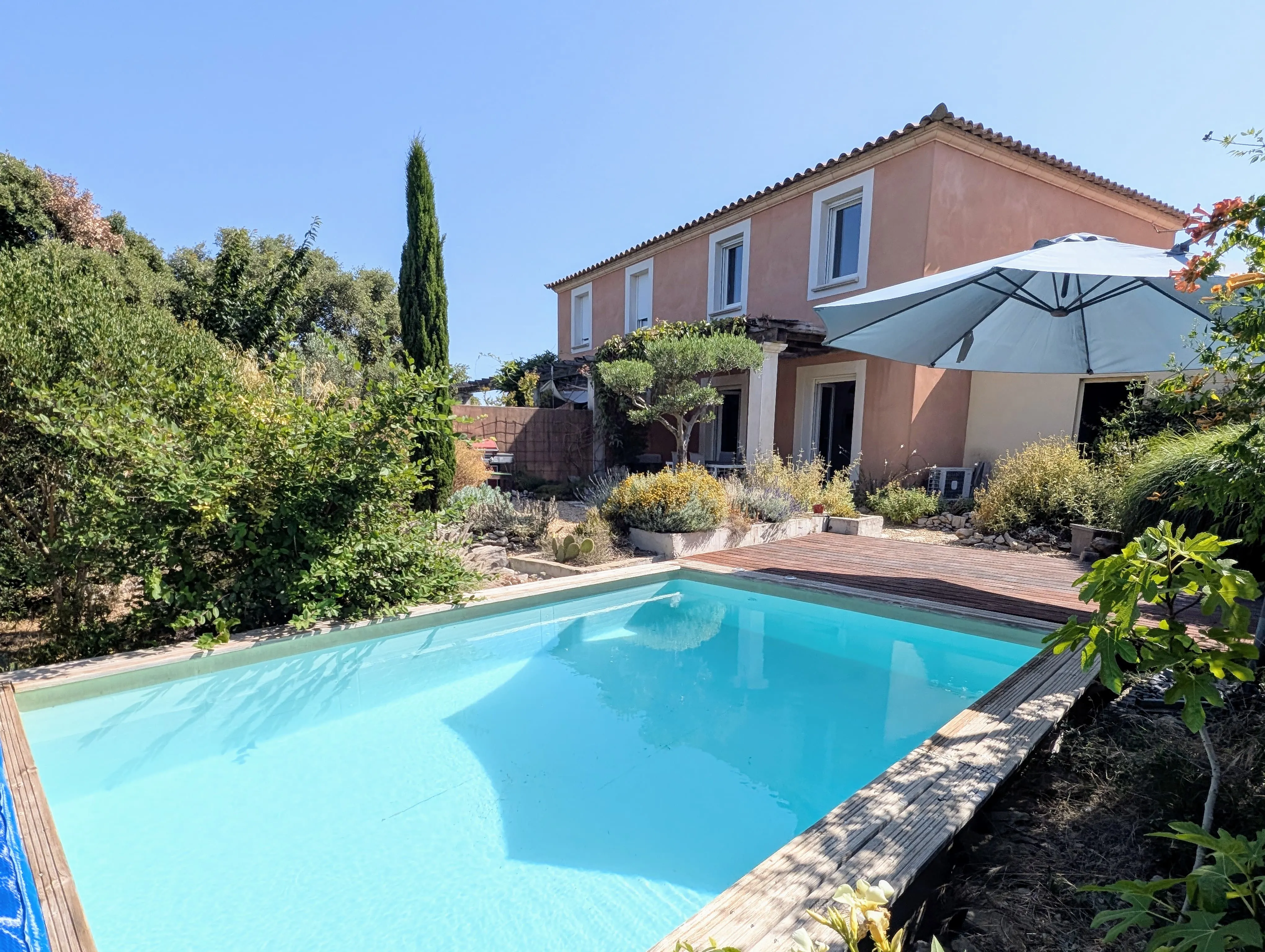 Charmante maison rénovée avec jardin et vue panoramique à Nîmes