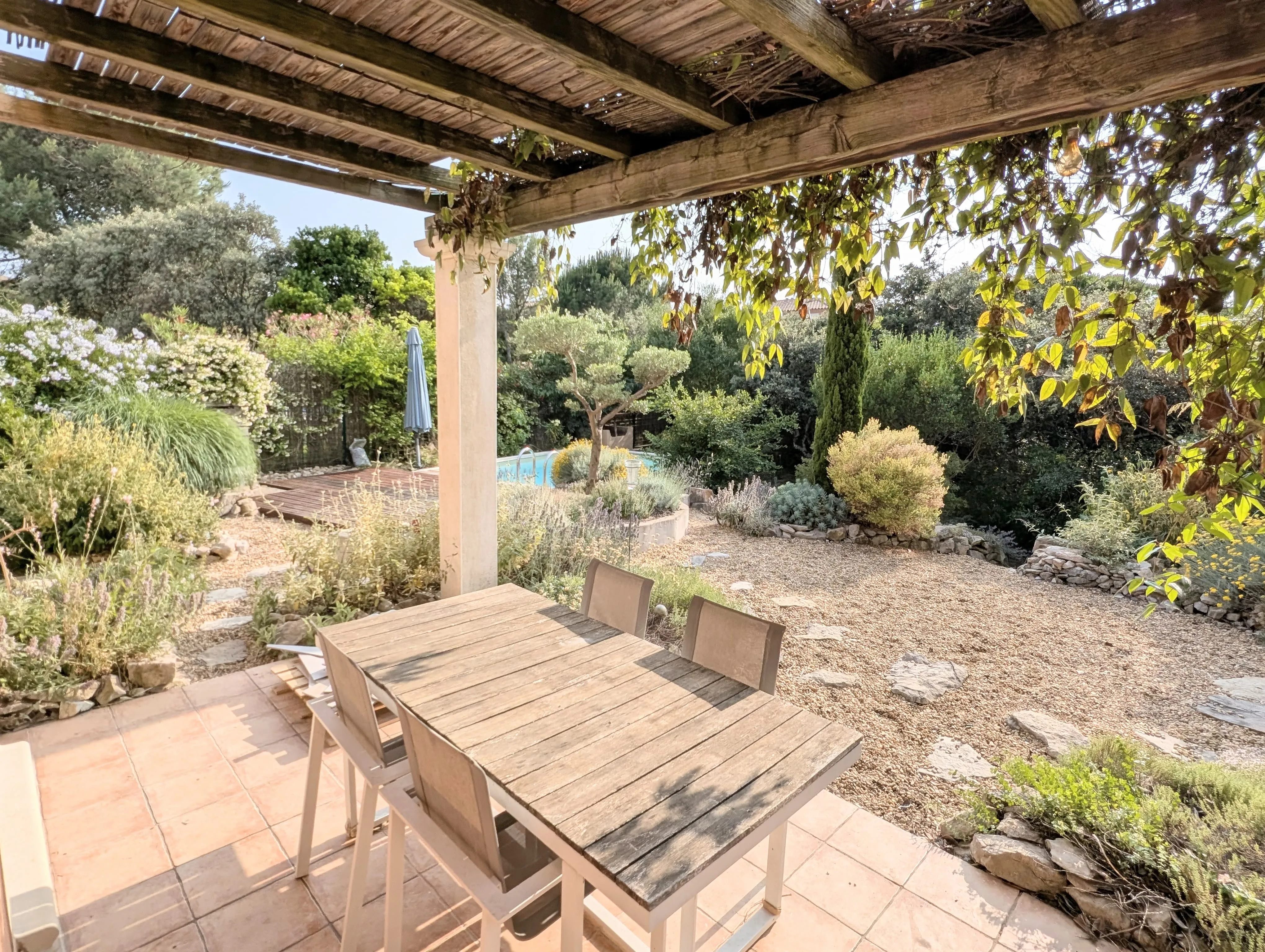 Charmante maison rénovée avec jardin et vue panoramique à Nîmes 