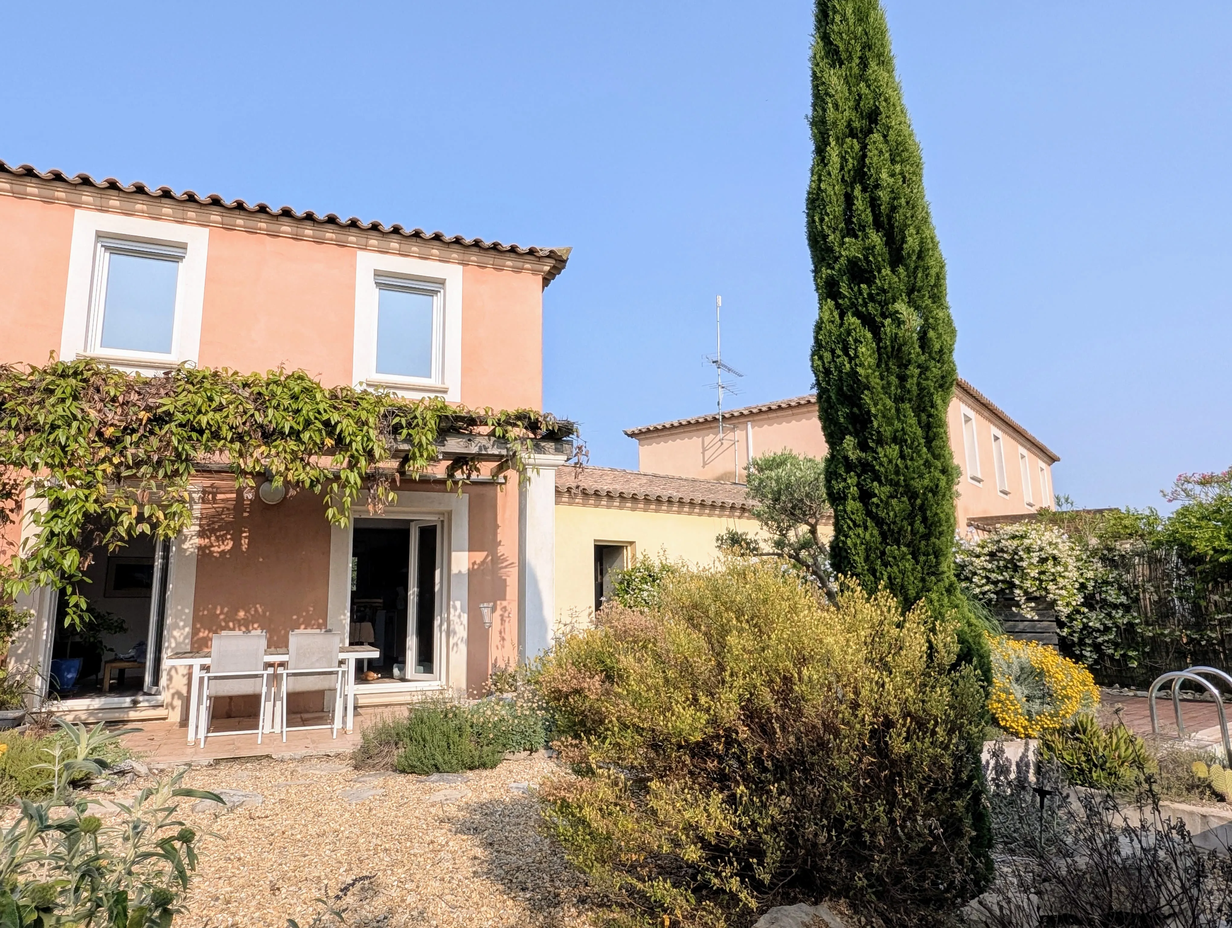 Charmante maison rénovée avec jardin et vue panoramique à Nîmes 