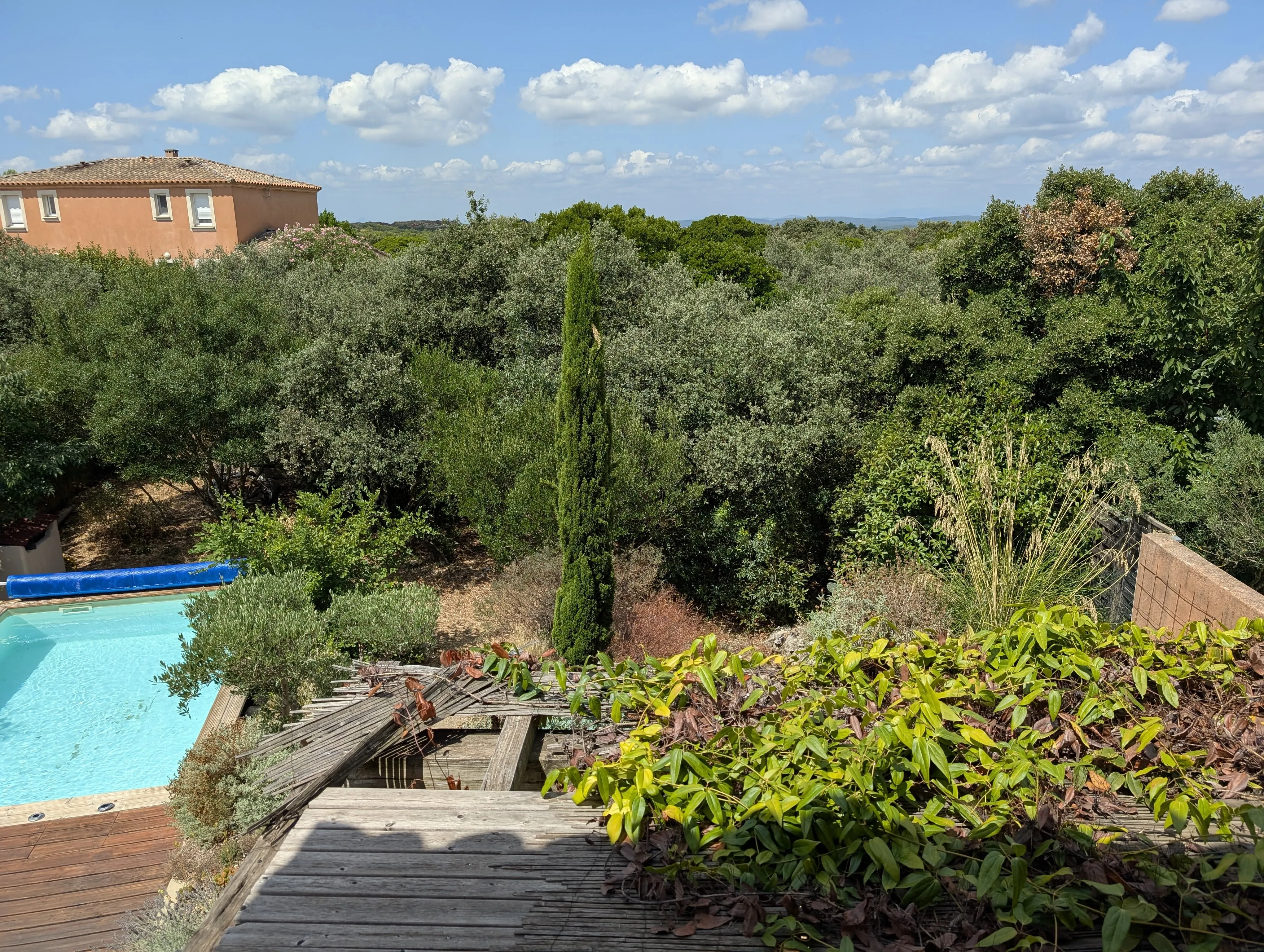 Maison rénovée de 81 m² avec jardin, piscine et vue à Nîmes 