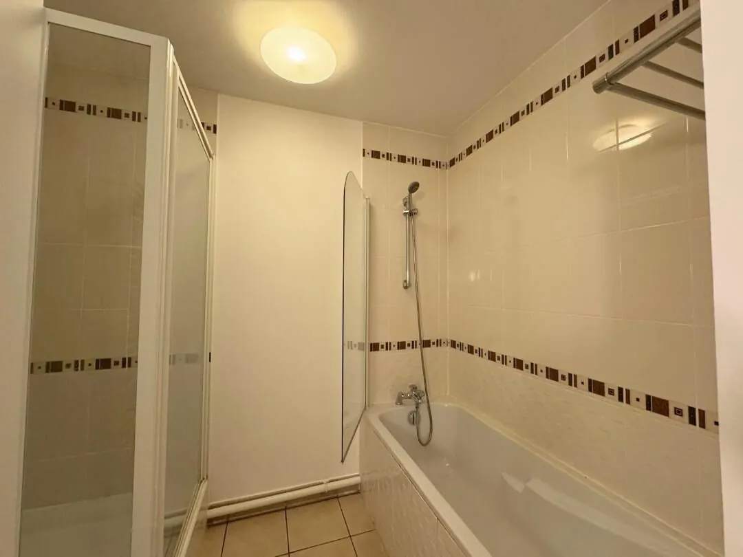 Investissement immobilier : Duplex 2 chambres à Divonne-les-Bains avec parking 