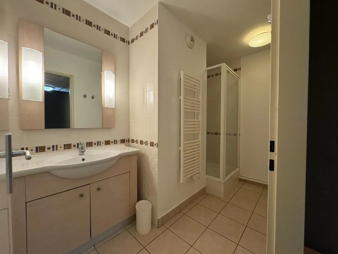 Investissement immobilier : Duplex 2 chambres à Divonne-les-Bains avec parking 