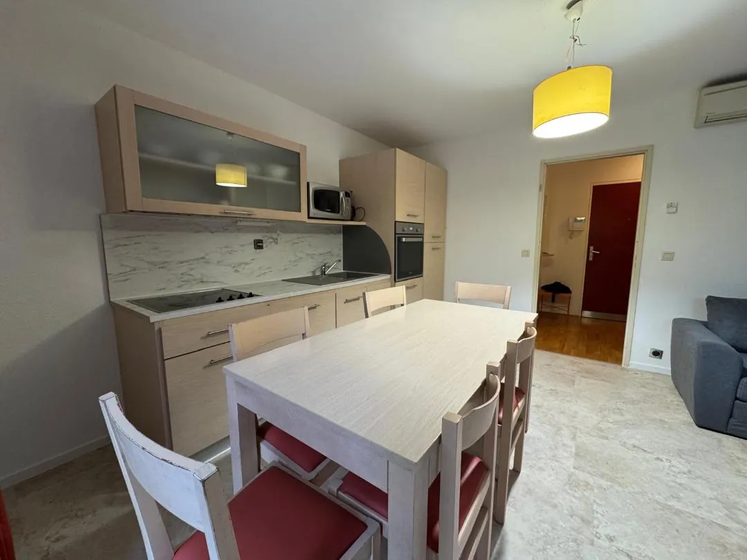 Investissement immobilier : Duplex 2 chambres à Divonne-les-Bains avec parking 