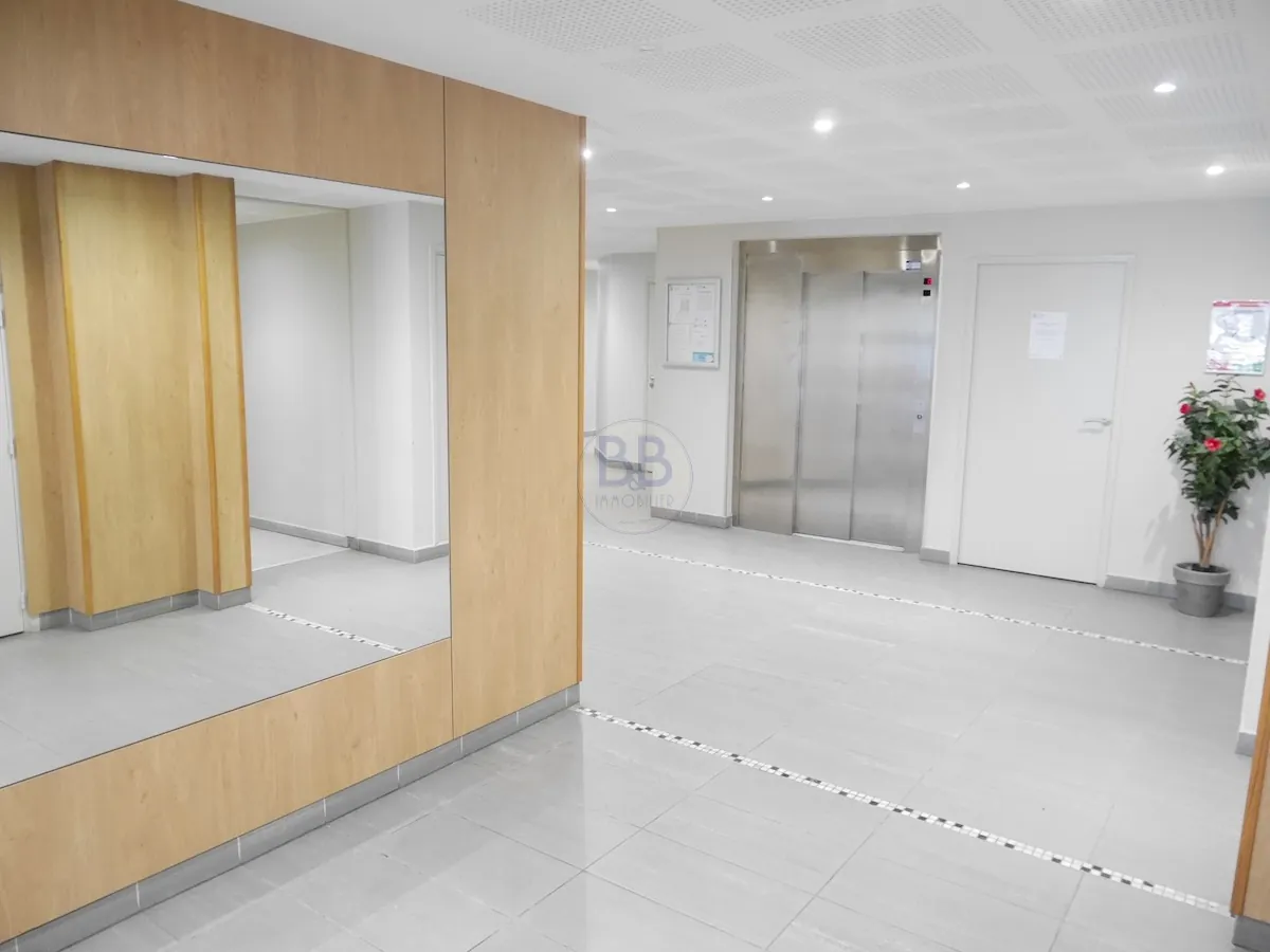 Appartement T2 lumineux de 53 m² avec terrasse et garage à Saint-Raphaël 