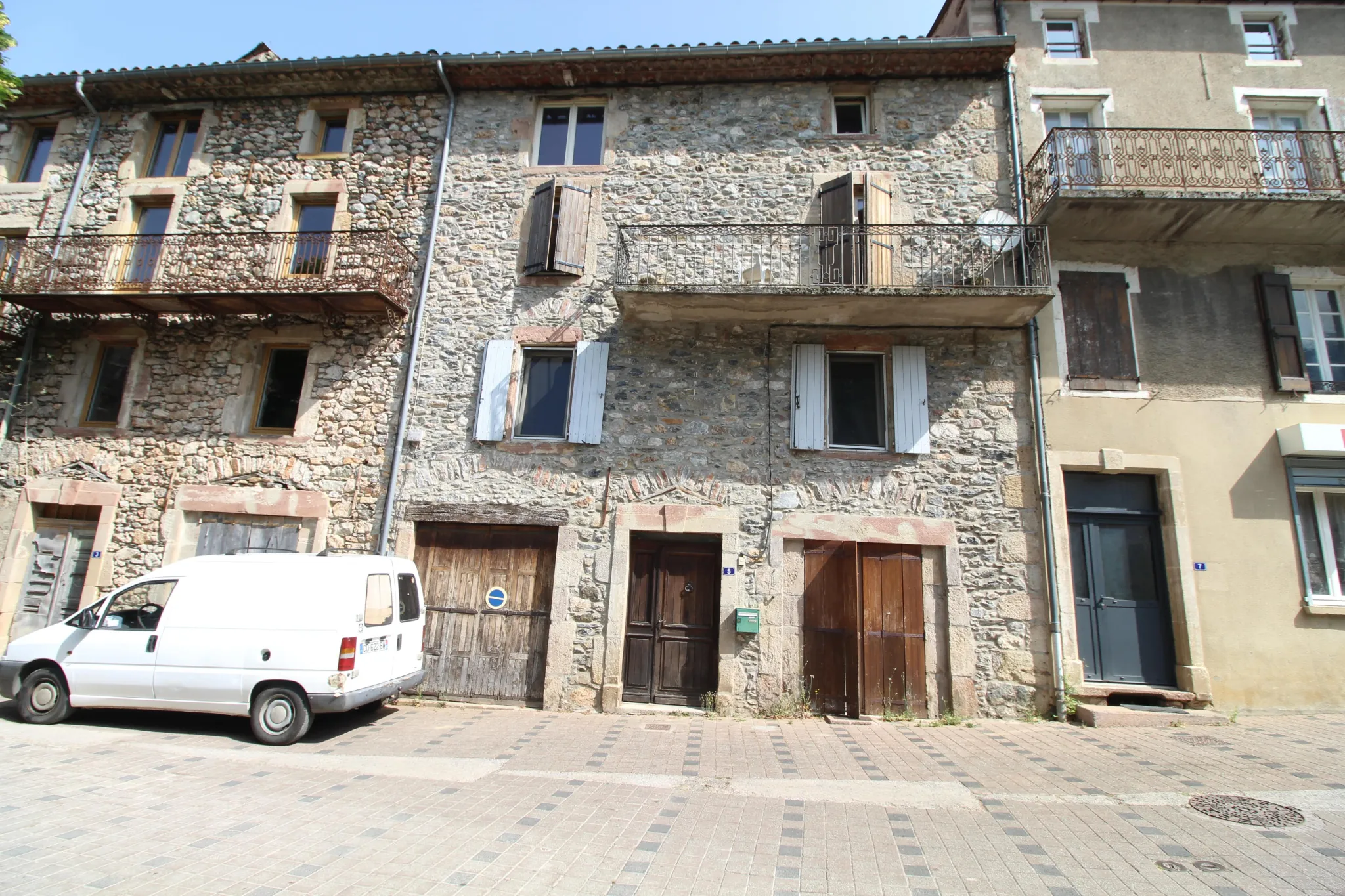 Maison en pierre rénovée à Brusque, 143 m², idéal résidence ou vacances 