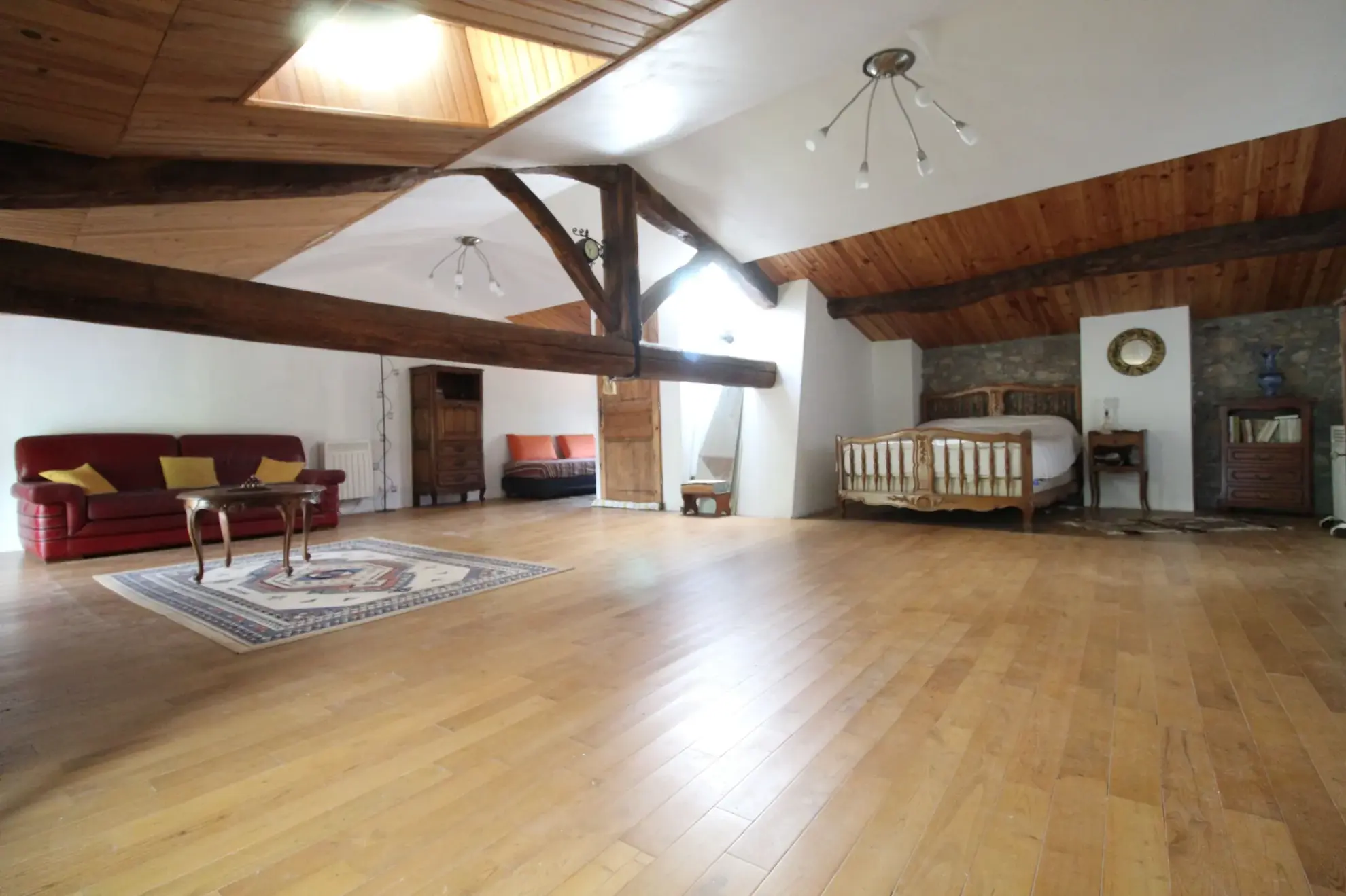 Maison en pierre rénovée à Brusque, 143 m², idéal résidence ou vacances 