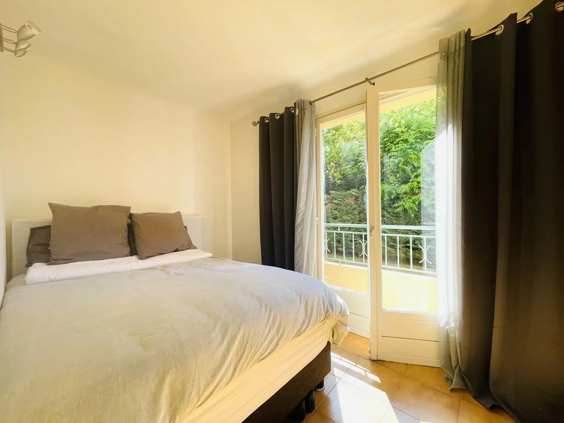 Studio de 33 m² avec coin nuit à Saint-Raphaël, proche centre-ville et plages 