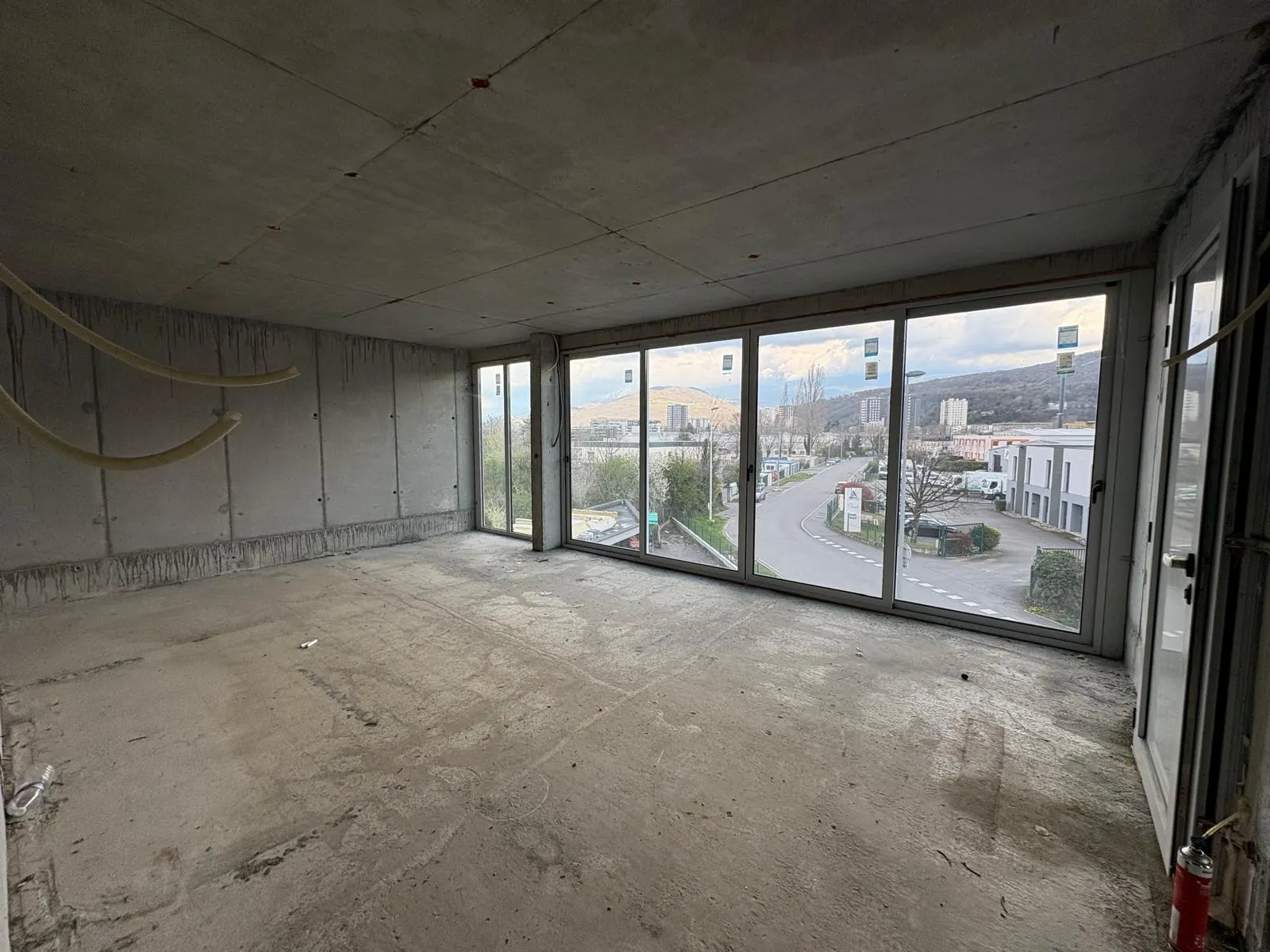 Appartement neuf à Échirolles de 70m² à rénover, idéal pour personnaliser votre logement 
