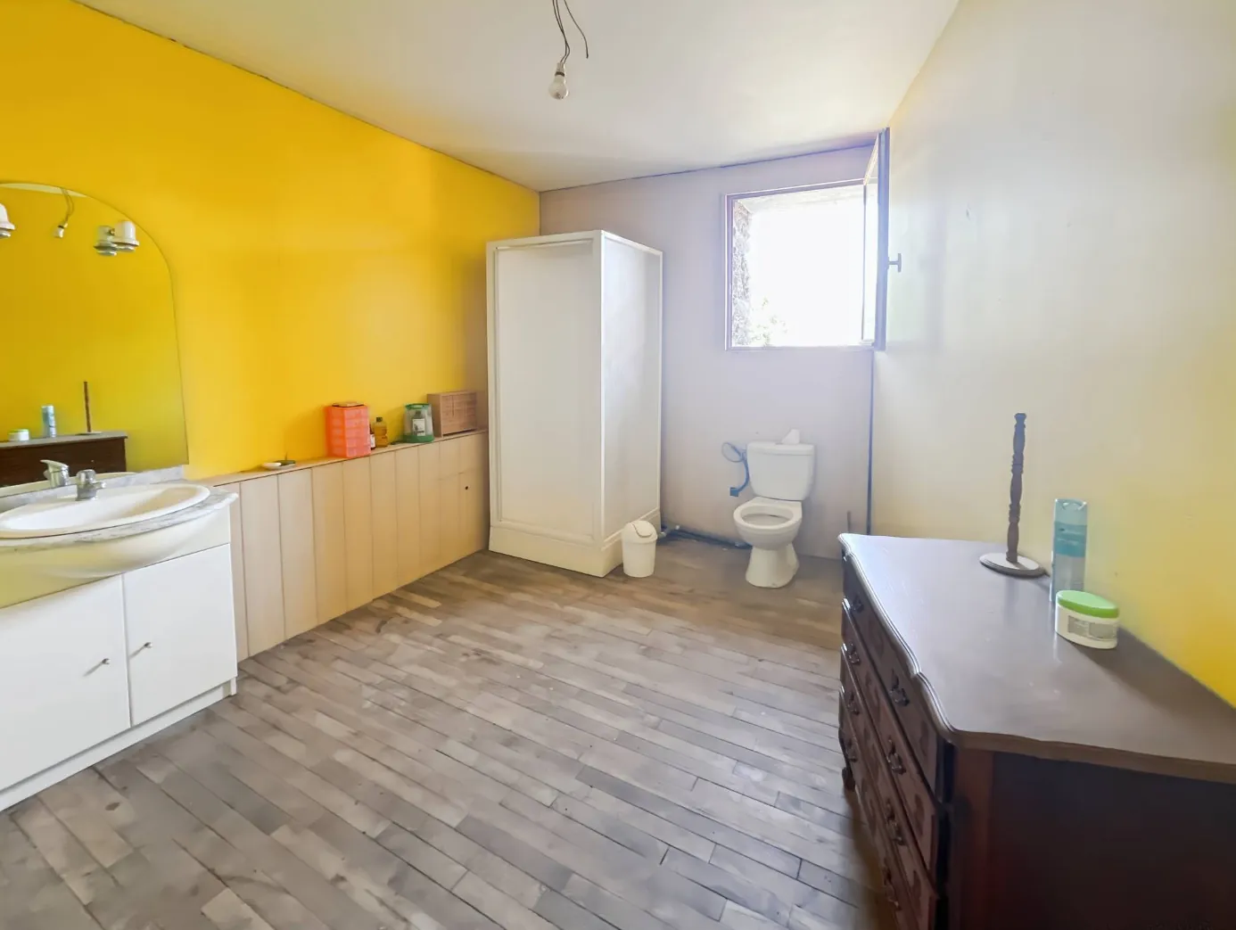 Maison à Crédin avec 4 chambres, jardin et grand potentiel de rénovation 