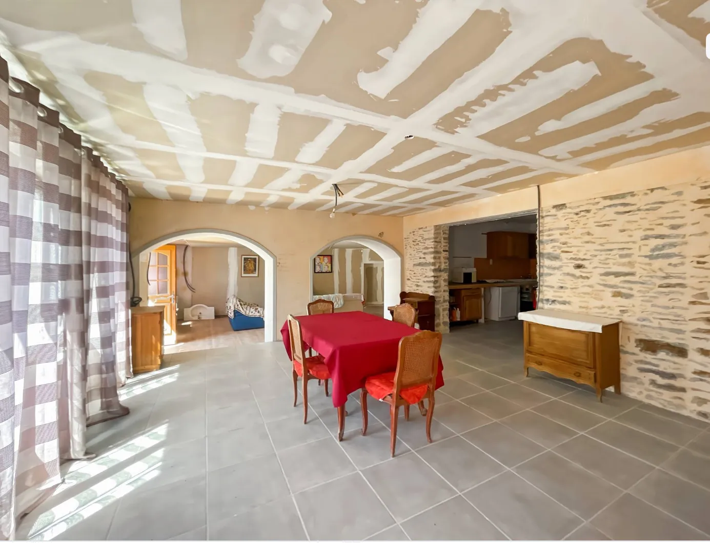 Maison à Crédin avec 4 chambres, jardin et grand potentiel de rénovation 