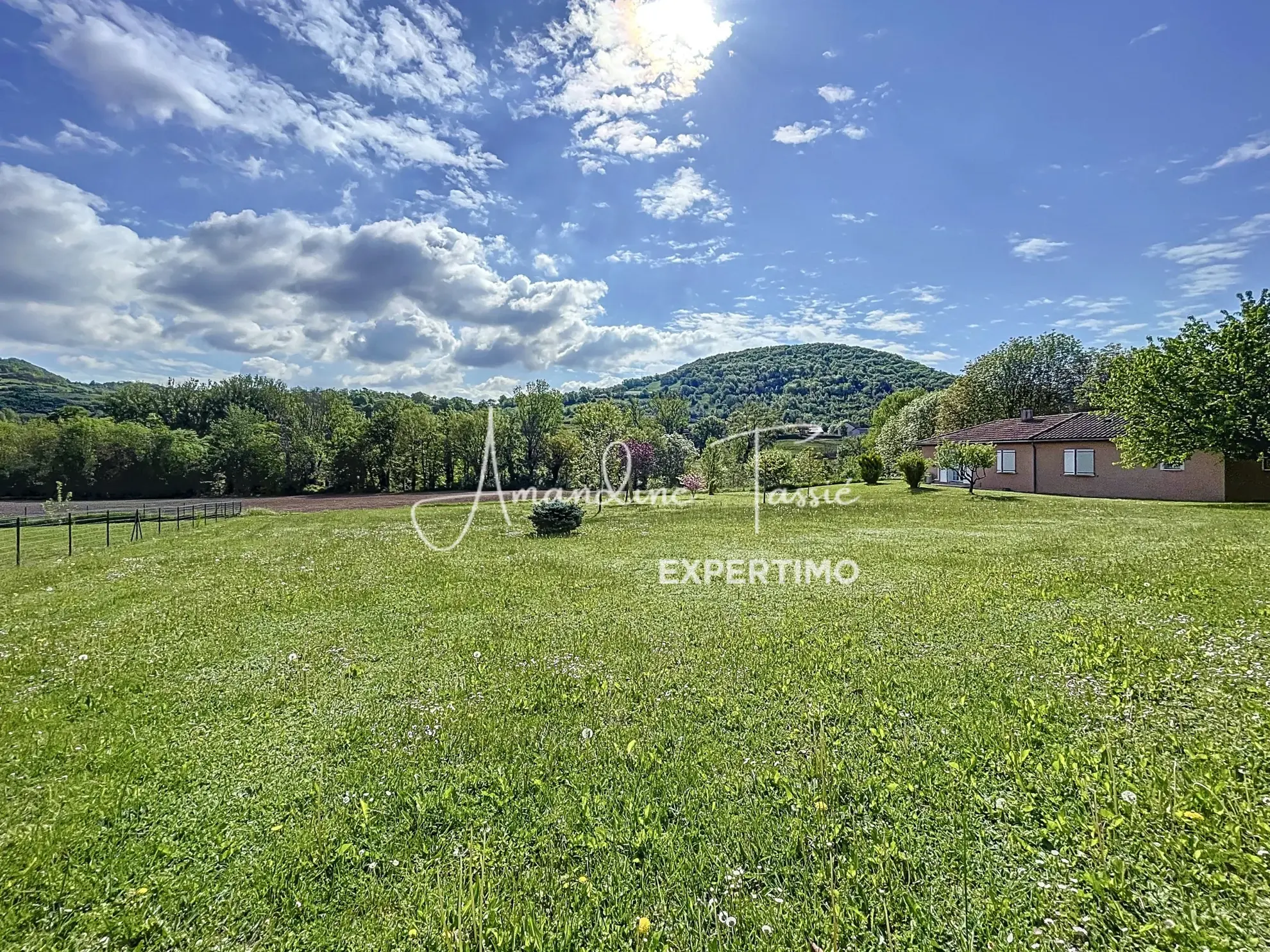 Terrain constructible à Nant avec vue imprenable sur le Roc Nantais 