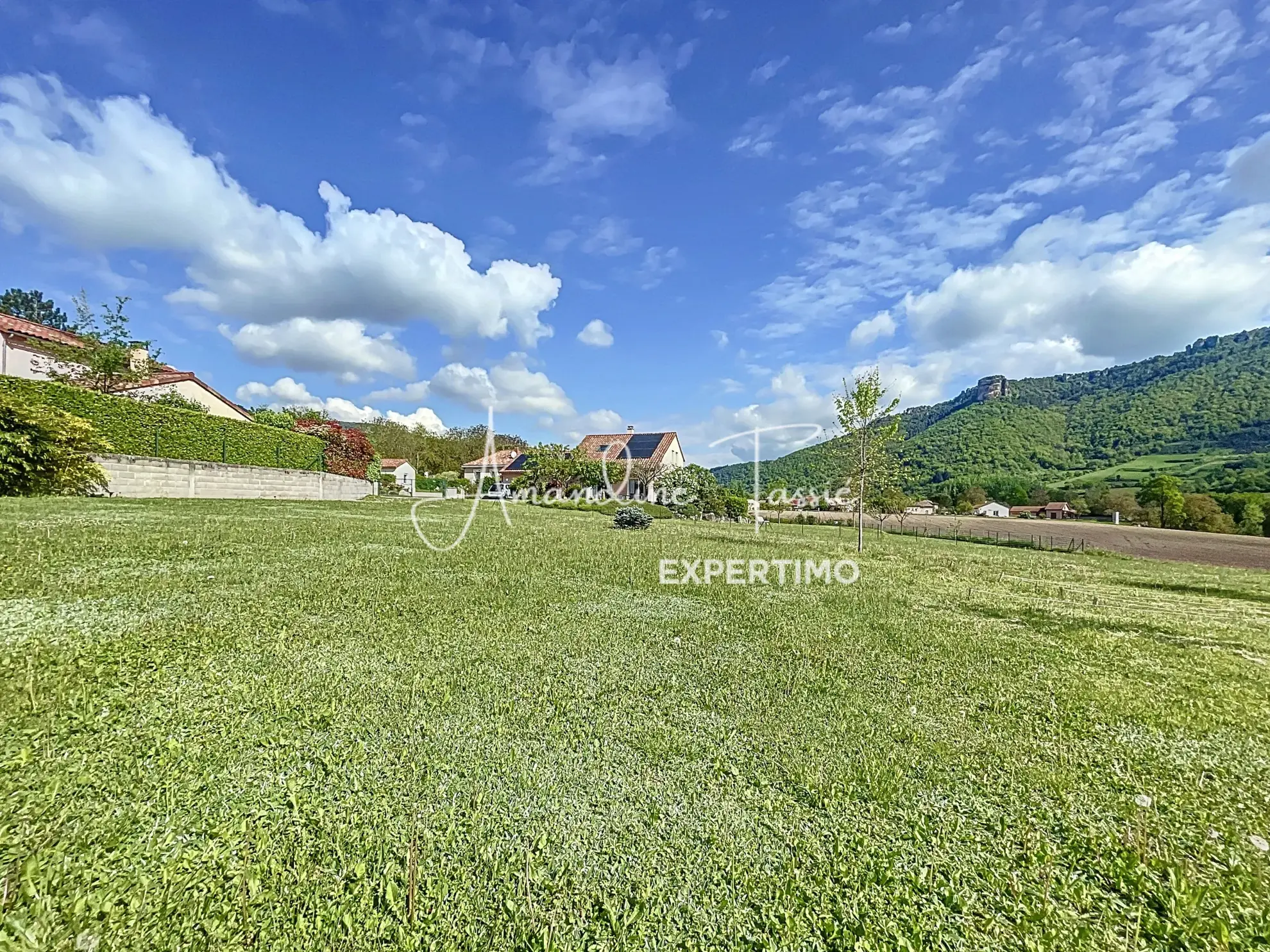 Terrain constructible à Nant avec vue imprenable sur le Roc Nantais 