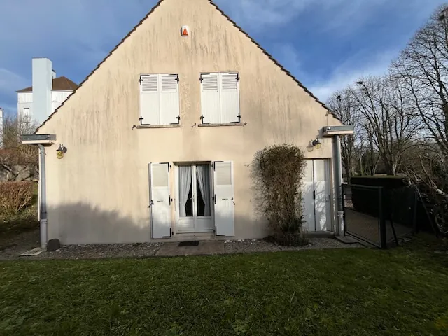 Maison avec deux logements à Semur-en-Auxois, jardin, garage, bon état 
