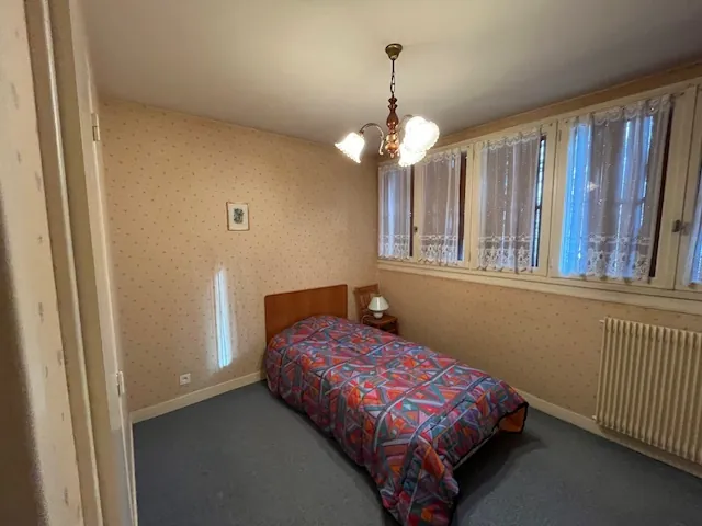 Maison avec deux logements à Semur-en-Auxois, jardin, garage, bon état 