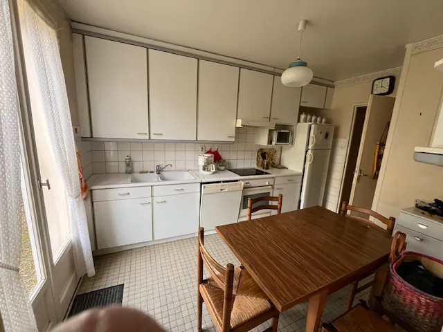 Maison avec deux logements à Semur-en-Auxois, jardin, garage, bon état 