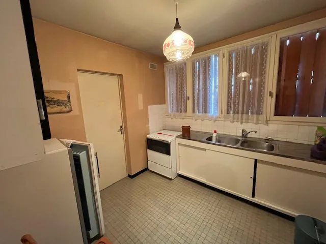 Maison avec deux logements à Semur-en-Auxois, jardin, garage, bon état 