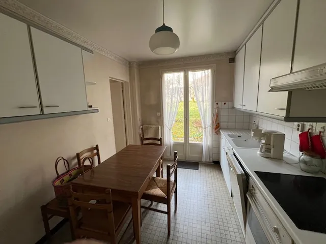 Maison avec deux logements à Semur-en-Auxois, jardin, garage, bon état 