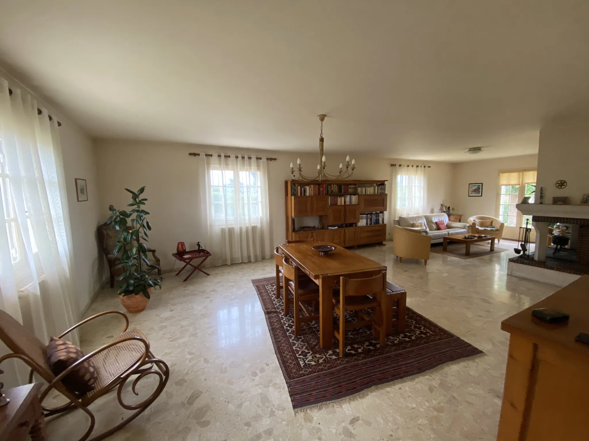 Villa de 160 m² proche centre-ville de La Réole avec 4 chambres et garage 