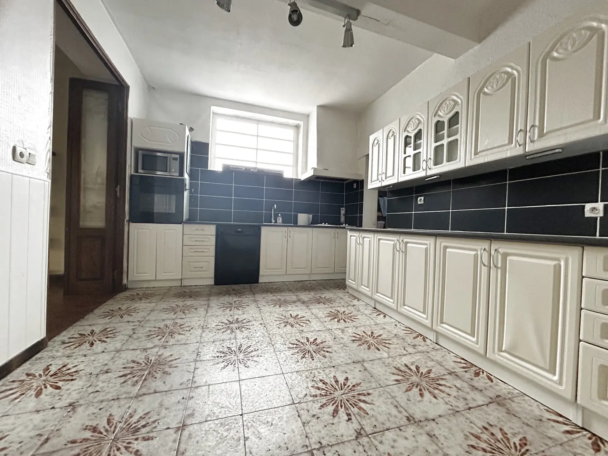 Maison avec hangar à Henin Beaumont - 5 chambres, jardin et appartement indépendant 