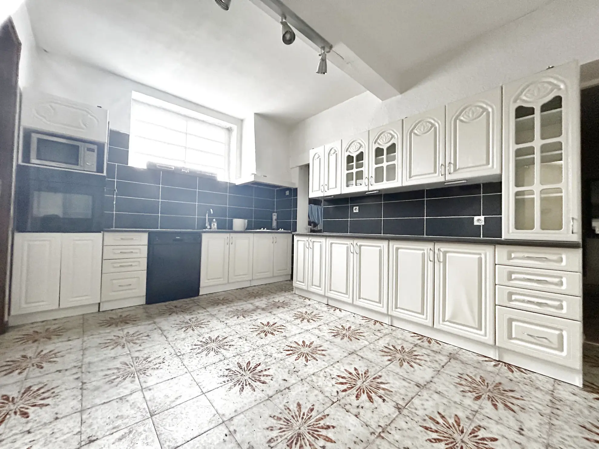 Maison avec hangar à Henin Beaumont - 5 chambres, jardin et appartement indépendant 