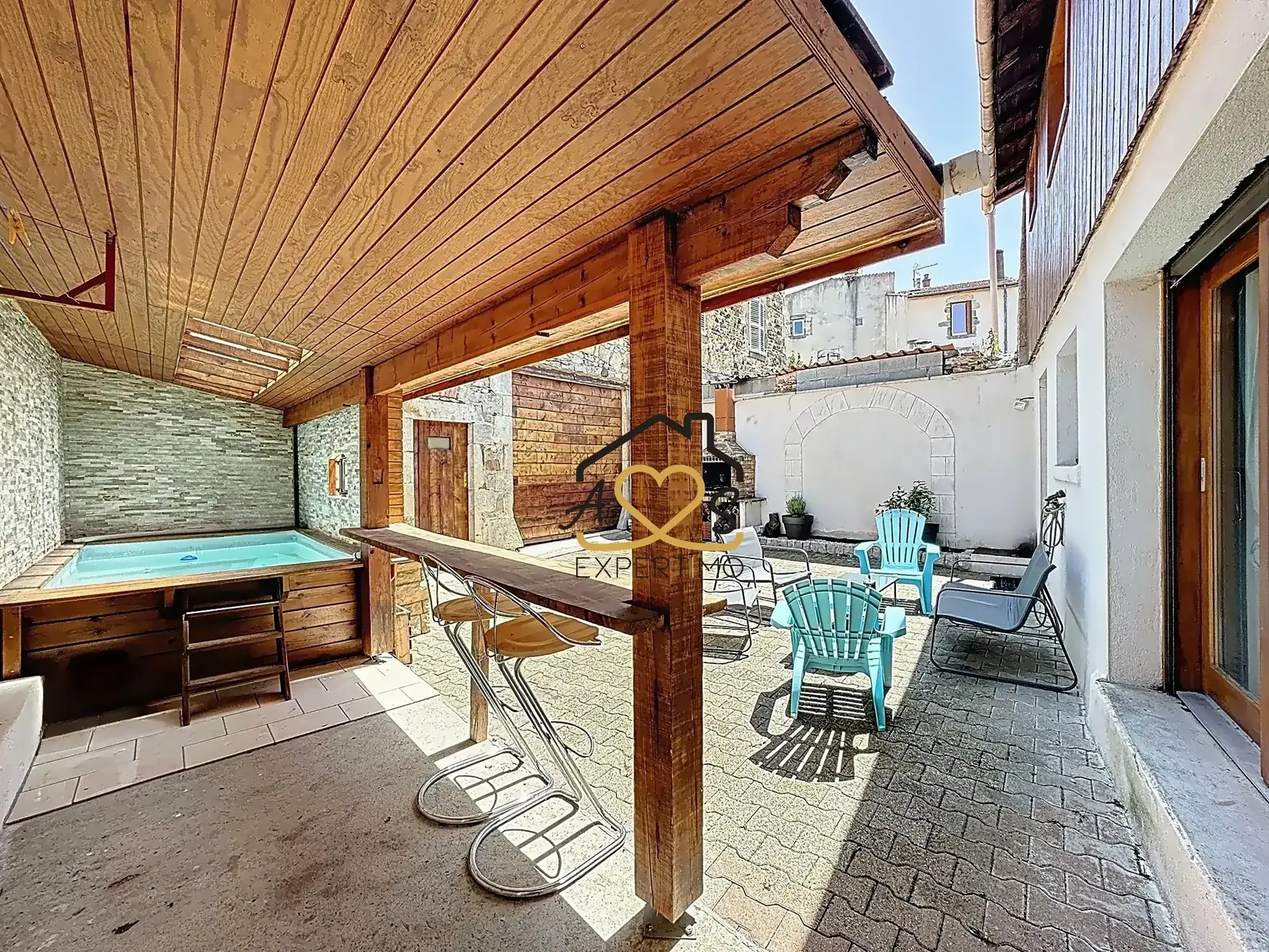 Ensemble immobilier à Billom avec maison et grange à rénover 