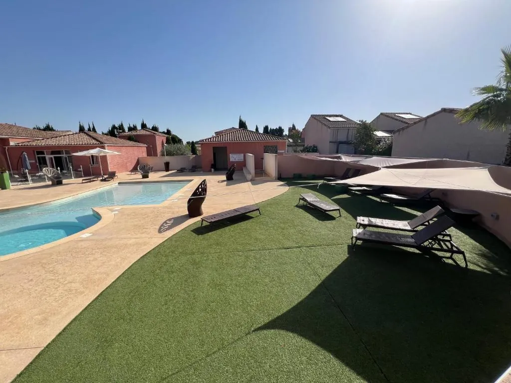 Maison de 45 m² à Lunel avec terrasse et parking privé, idéale pour investissement ou résidence secondaire 