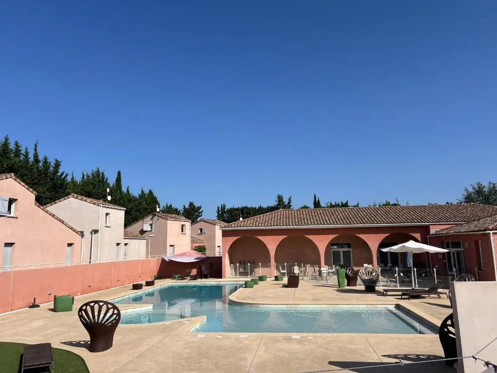 Maison de 45 m² à Lunel avec terrasse et parking privé, idéale pour investissement ou résidence secondaire