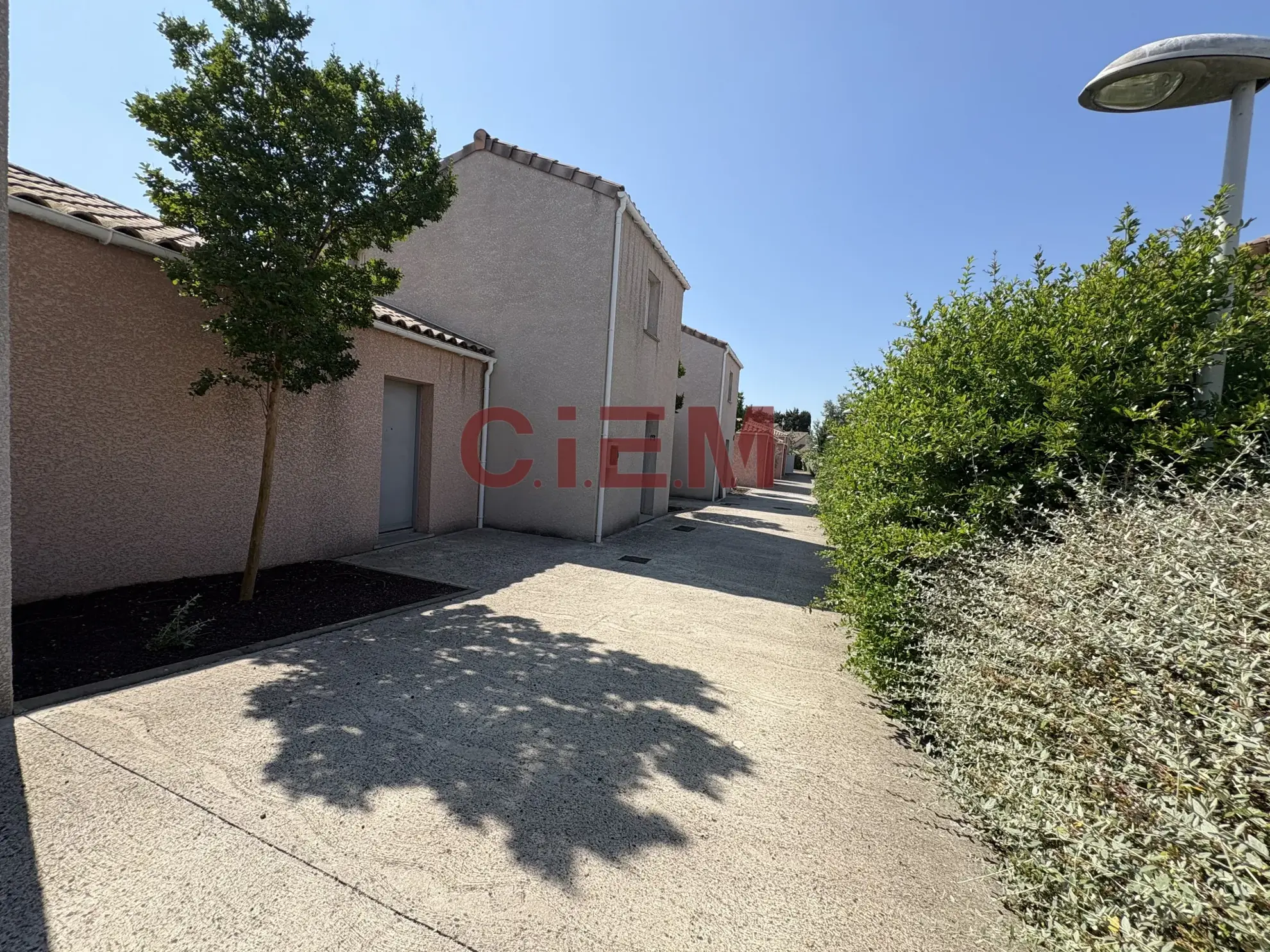 Maison de 45 m² à Lunel avec terrasse et parking privé, idéale pour investissement ou résidence secondaire 