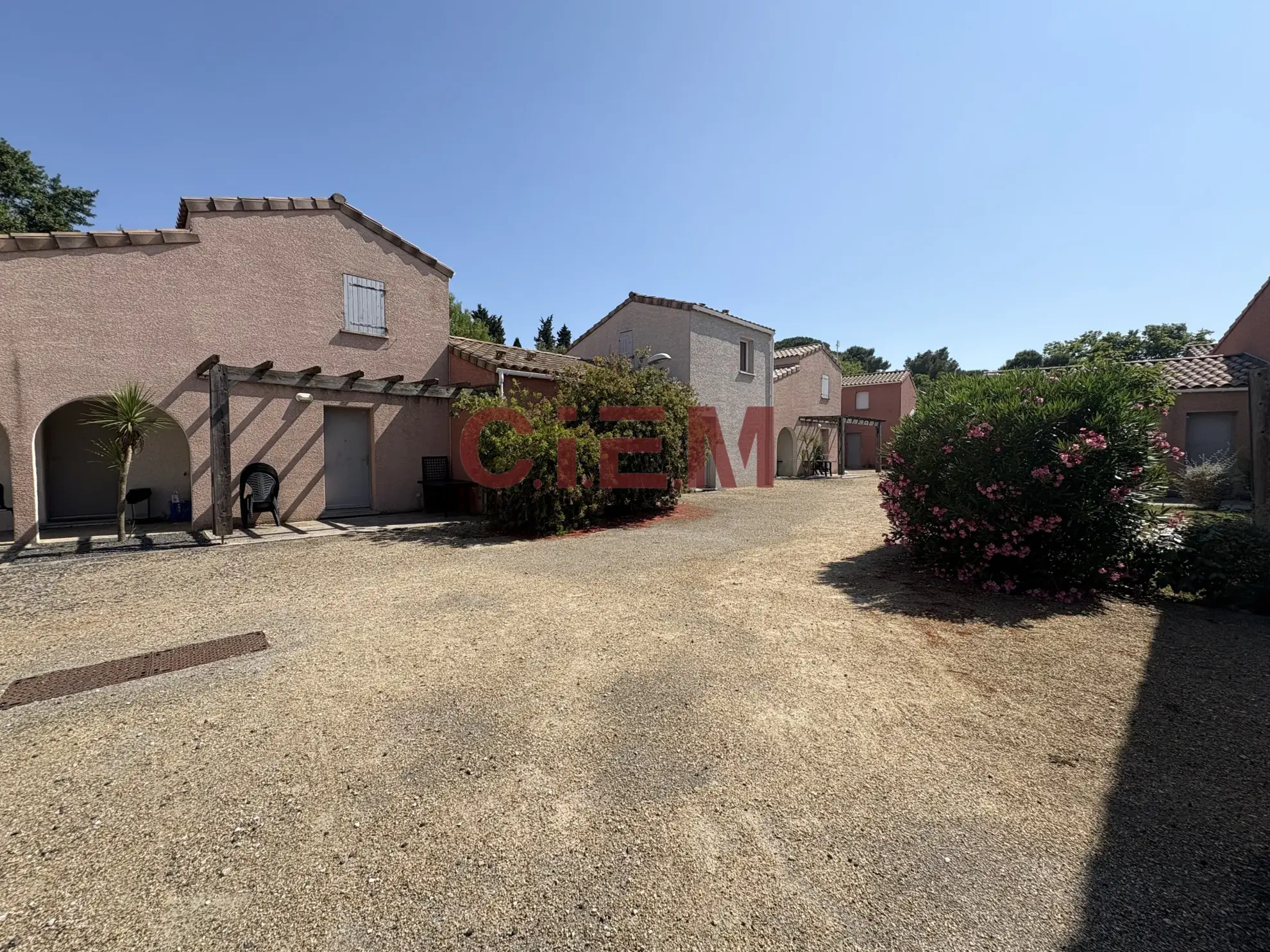 Maison de 45 m² à Lunel avec terrasse et parking privé, idéale pour investissement ou résidence secondaire 