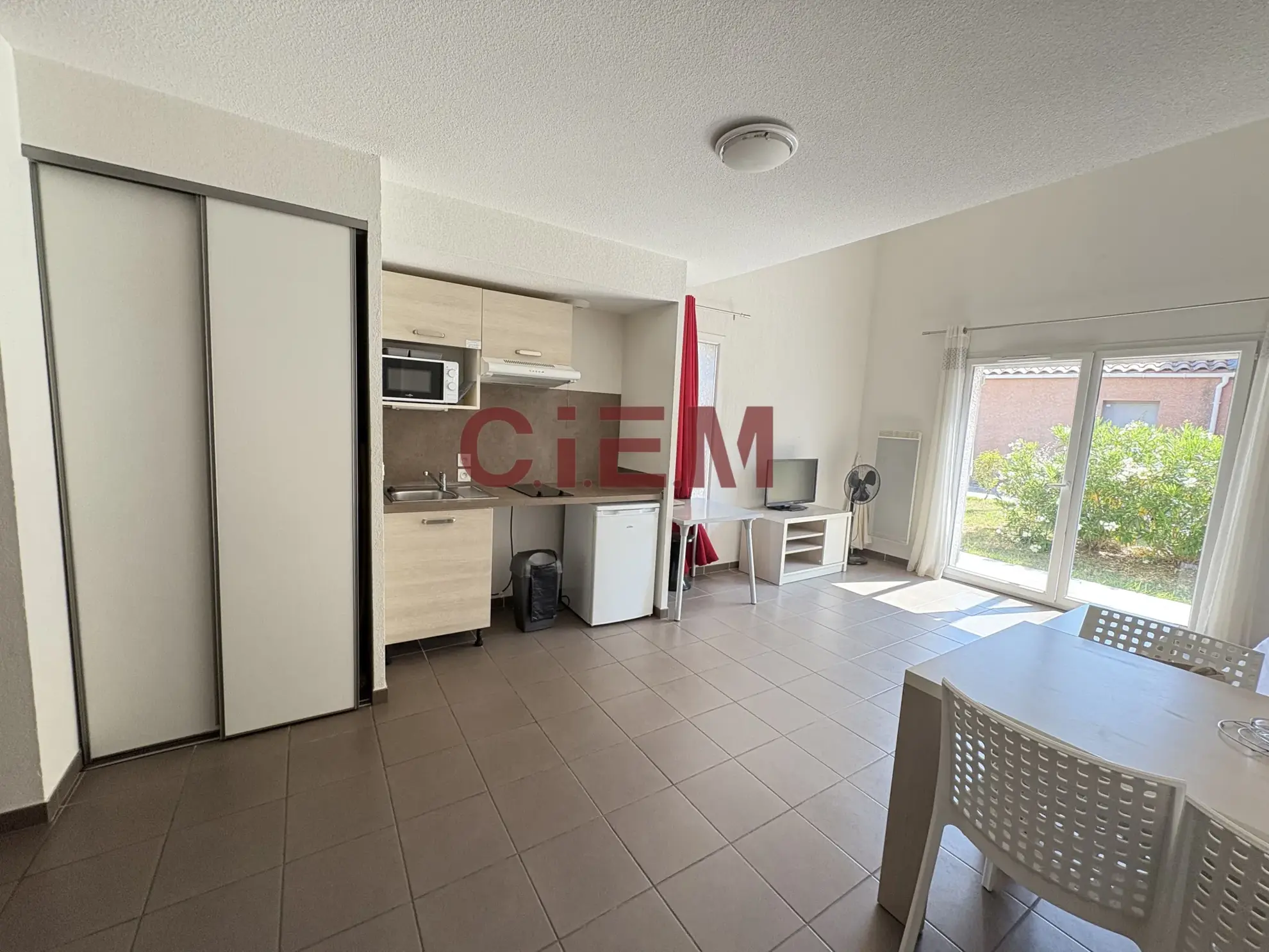 Maison de 45 m² à Lunel avec terrasse et parking privé, idéale pour investissement ou résidence secondaire 