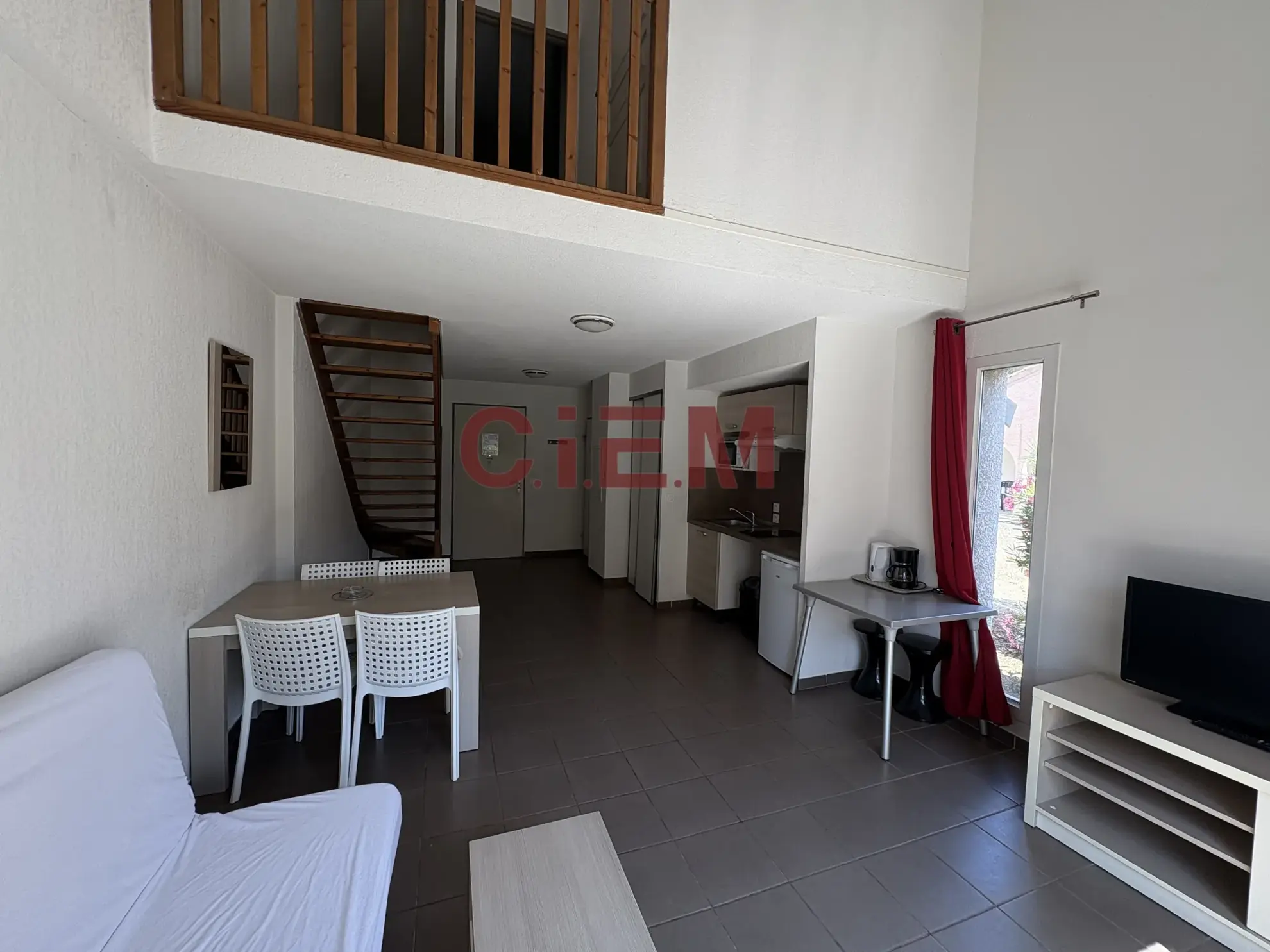 Maison de 45 m² à Lunel avec terrasse et parking privé, idéale pour investissement ou résidence secondaire 