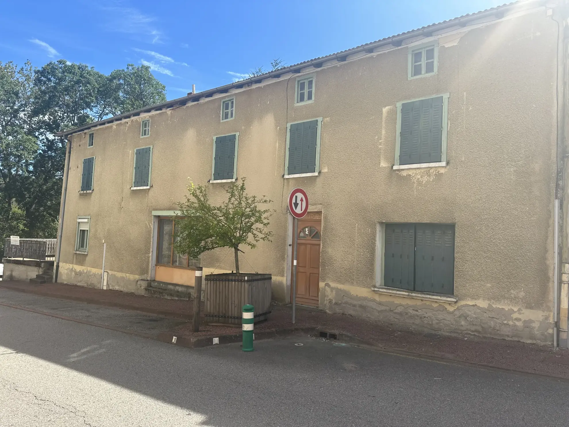 Grande maison à rénover de 178 m² avec terrasses à Cherier