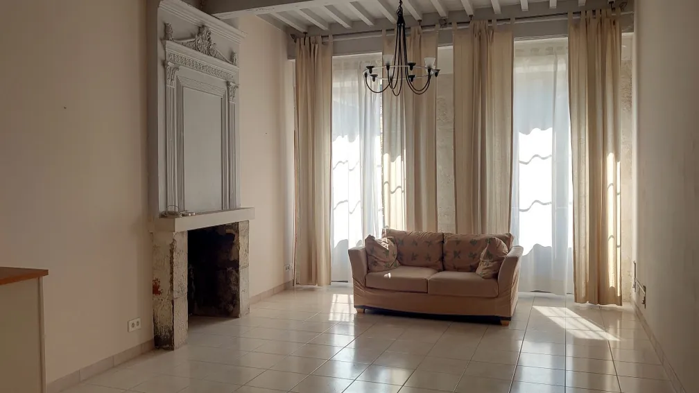 Authentique maison de village en pierre de 220 m² avec grange à Puy-l'Évêque 