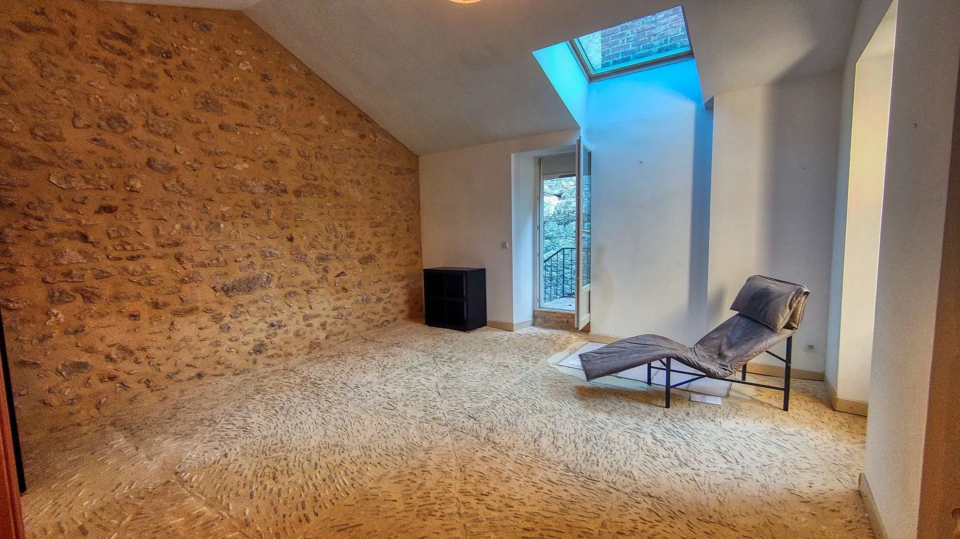 Authentique maison de village en pierre de 220 m² avec grange à Puy-l'Évêque 