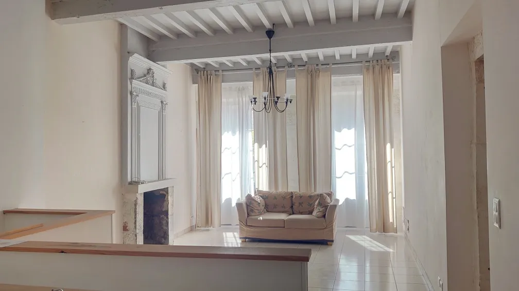 Authentique maison de village en pierre de 220 m² avec grange à Puy-l'Évêque 