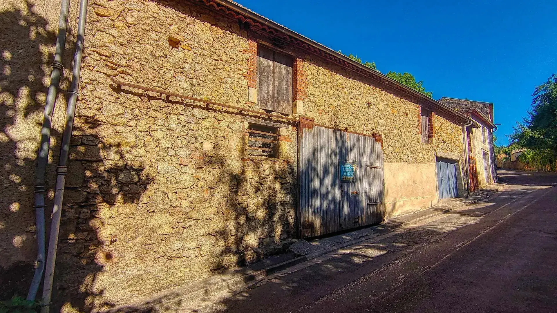 Authentique maison de village en pierre de 220 m² avec grange à Puy-l'Évêque 