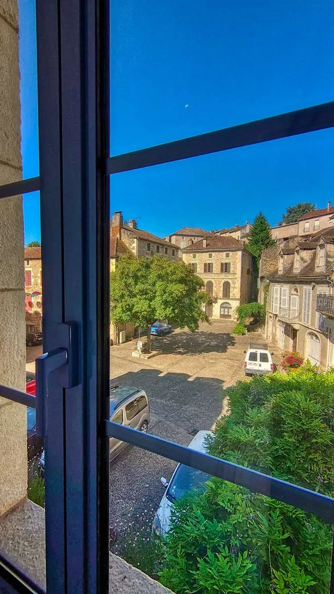 Authentique maison de village en pierre de 220 m² avec grange à Puy-l'Évêque 