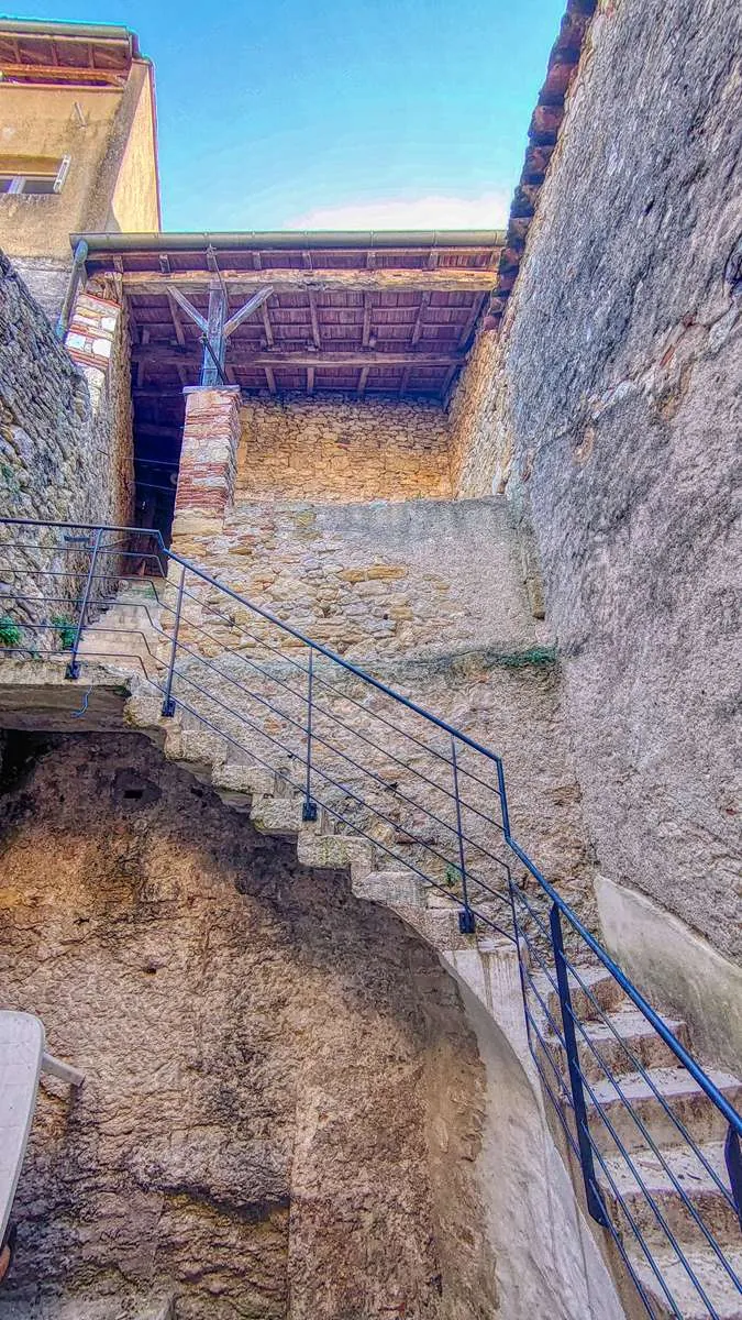 Authentique maison de village en pierre de 220 m² avec grange à Puy-l'Évêque 