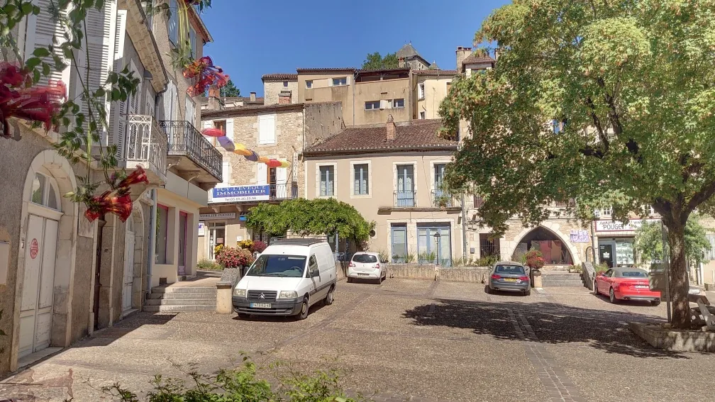 Authentique maison de village en pierre de 220 m² avec grange à Puy-l'Évêque 