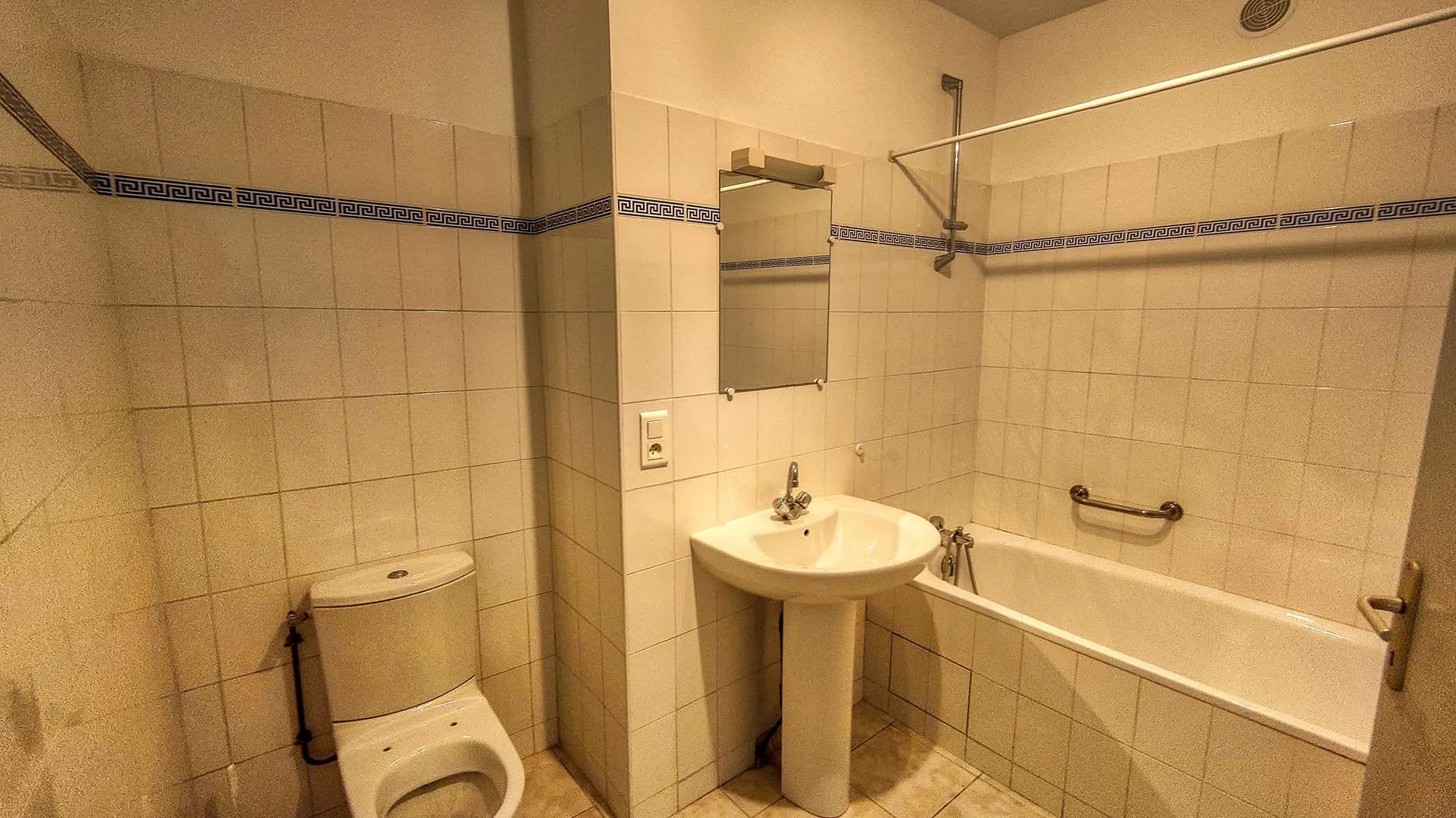 Authentique maison de village en pierre de 220 m² avec grange à Puy-l'Évêque 