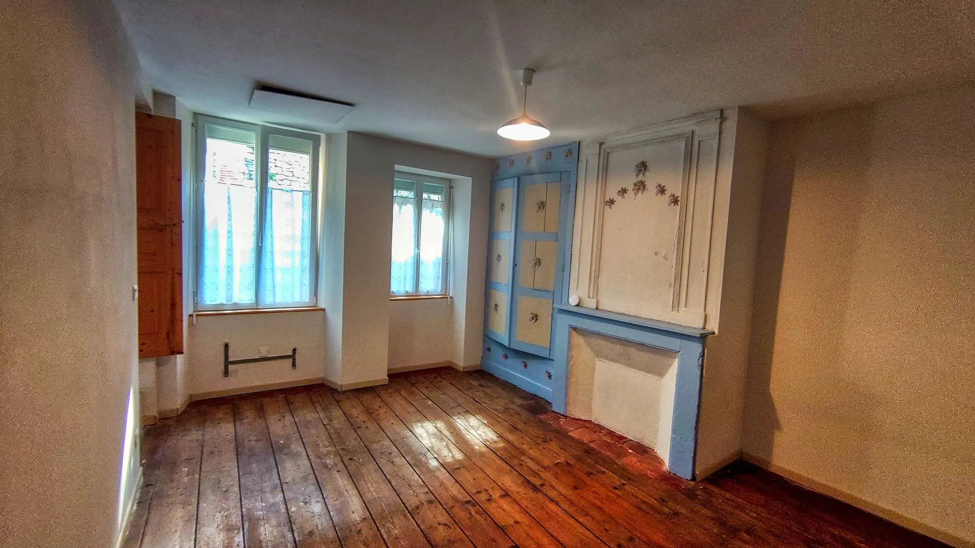 Authentique maison de village en pierre de 220 m² avec grange à Puy-l'Évêque 