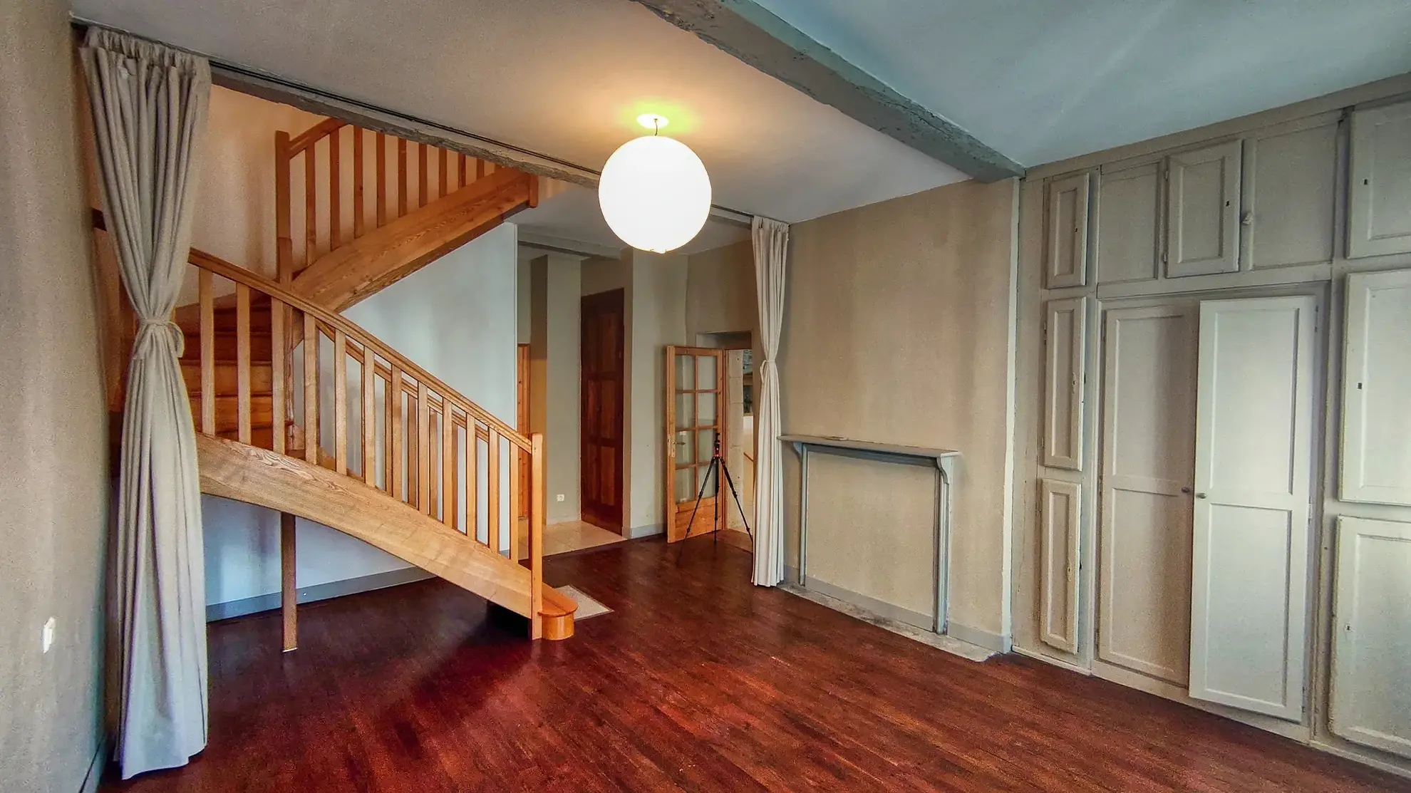 Authentique maison de village en pierre de 220 m² avec grange à Puy-l'Évêque 