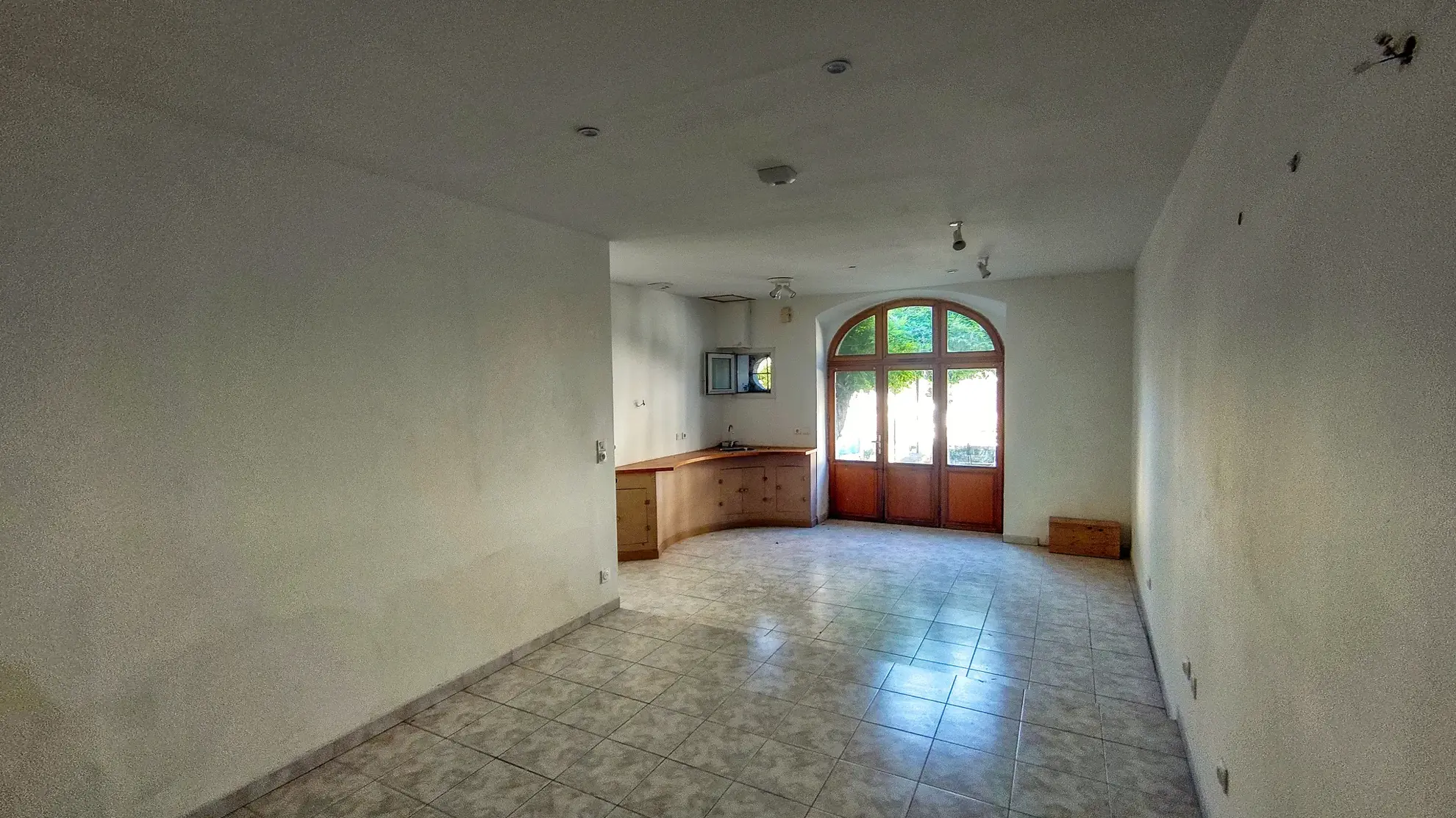 Authentique maison de village en pierre de 220 m² avec grange à Puy-l'Évêque 