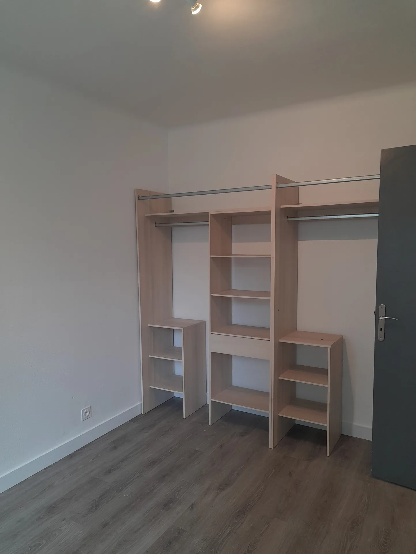 Appartement T2 rénové de 40 m² à Perpignan avec parking privé et vue sur jardin 
