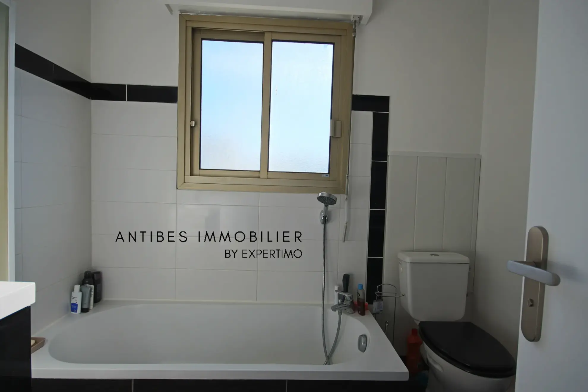 Studio meublé de 27,8 m² avec balcon, piscine et parking à Saint Laurent du Var 