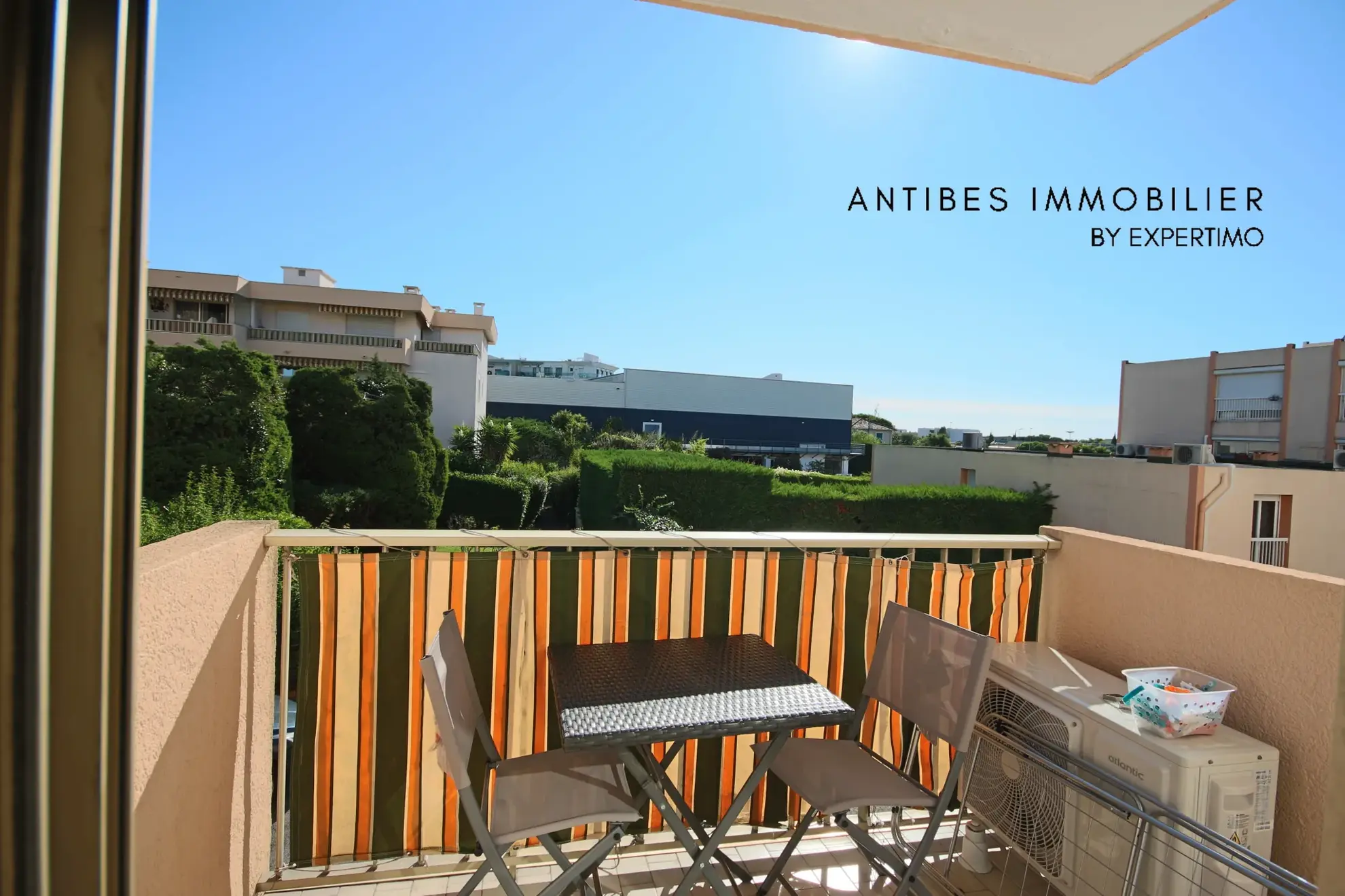 Studio meublé de 27,8 m² avec balcon, piscine et parking à Saint Laurent du Var 