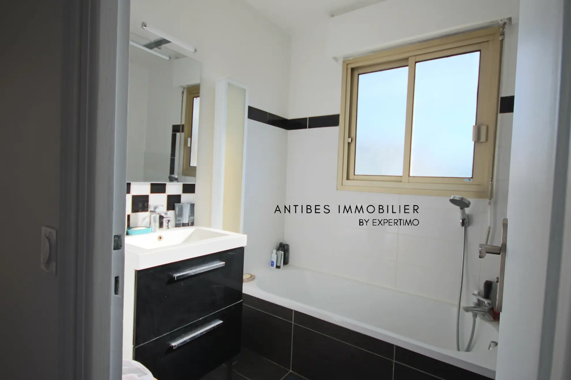 Studio meublé de 27,8 m² avec balcon, piscine et parking à Saint Laurent du Var 